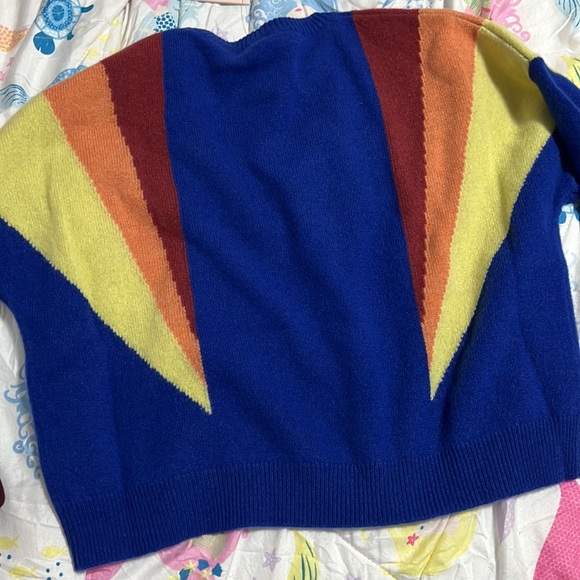 Aqua 100% Cash­mere Col­or­block Pan­el Crew­neck worn by Al­ice Bax­ter - Picture 5 of 6